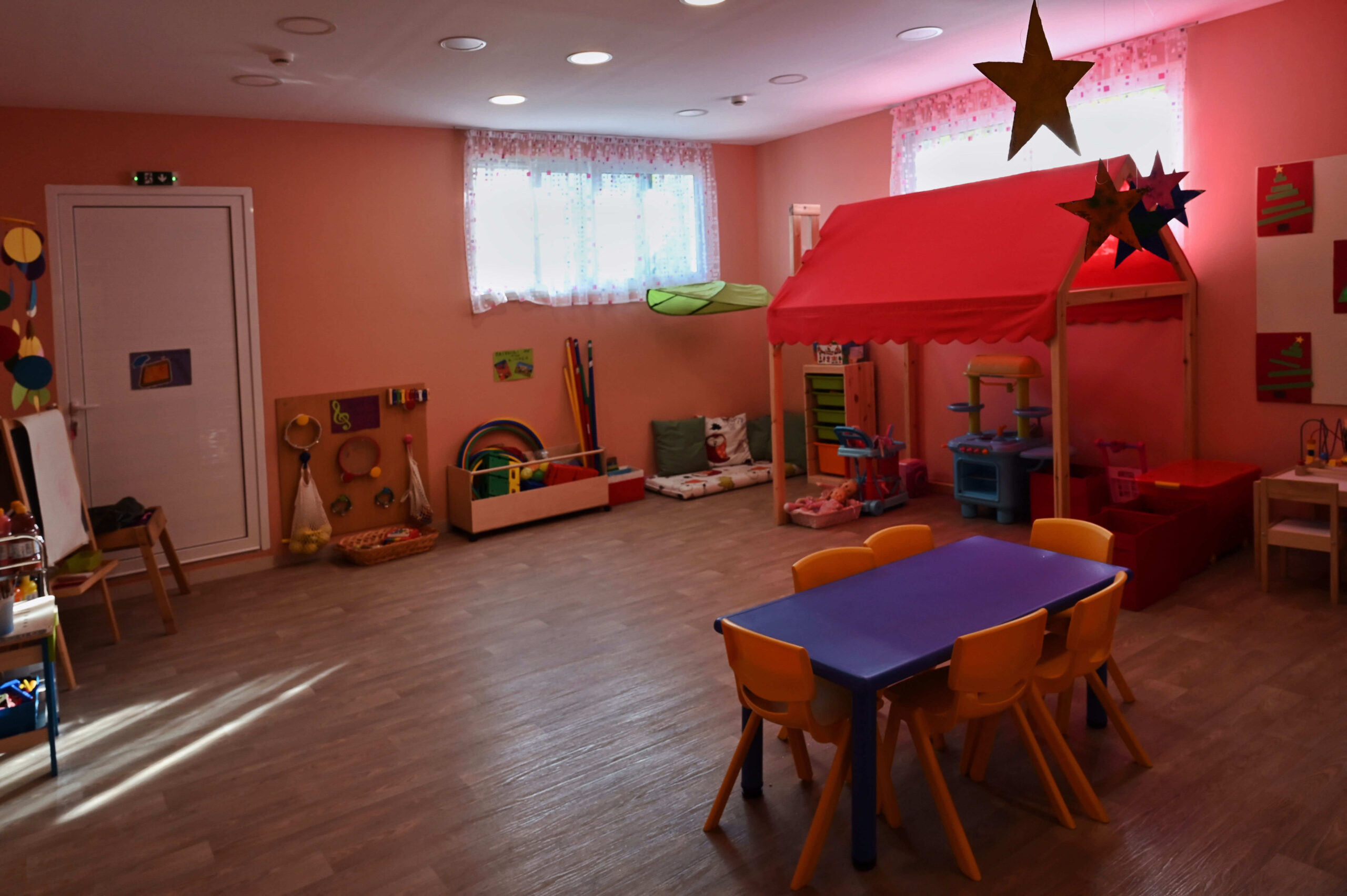 Παιδικός σταθμός και νηπιαγωγείο - "Χαρούμενη Αγκαλιά" - Γλυφάδα